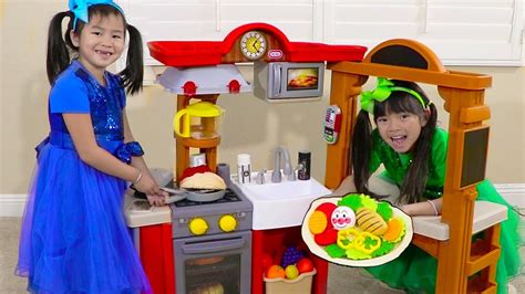 Jannie & Emma Pretend Play w/ Kitchen Restaurant Cooking。